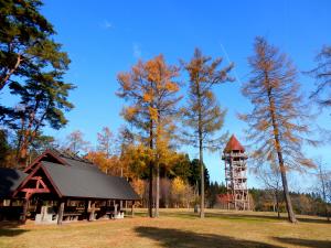 秋の展望台とキャンプ場