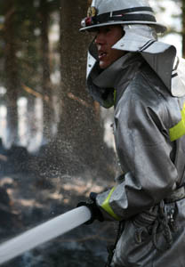写真：林野火災の消火を試みる八戸北消防署の岸副士長