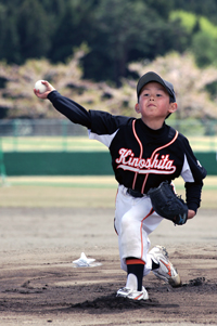 5月8日の町内野球大会で力投する木ノ下ファイターズの和田冬真投手（木ノ下小6年）