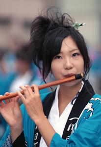 写真：一川目山車組で笛を吹く大平佳代さん
