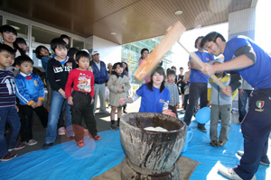 写真：町生涯学習フェスティバルで昔ながらの餅つきを披露する青年団員ら。