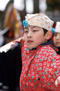 写真：若宮八幡宮の奉納摺（す）りで「松の舞」を舞う小笠原基（もとい）くん（百石小2年）