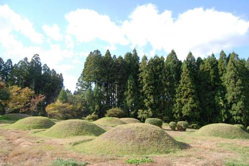 青空の下に、阿光坊古墳群が広がっています。