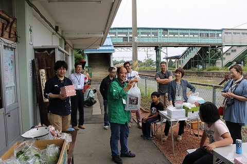 イベント企画で来場者が集まっている写真です。