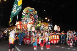 前夜祭でまつりばやしを披露している様子の写真です。