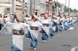 列をなしておいらせ音頭の流し踊りを踊っている写真です。