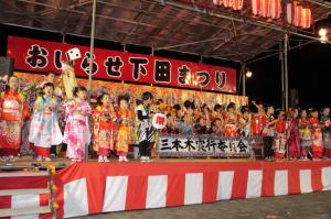 前夜祭にステージでまつりばやしを披露している写真