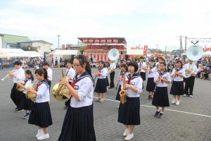 地元中学生がブラスバンド演奏をしている様子の写真です。