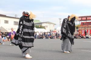 下田駅ロータリーで獅子舞が披露されている写真です。