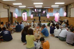 屋内に提灯を飾って盆踊り大会を行っている写真です。