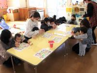 塗り絵をしている様子の写真です