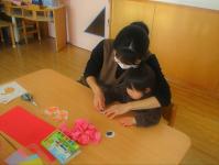 紙工作をしている様子の写真です