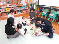 おもちゃ遊びをしている様子の写真です