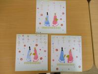 色紙と足形で作ったひな祭りの作品の写真です