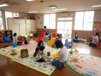 遊具で遊んだり、会話をしている様子の写真です