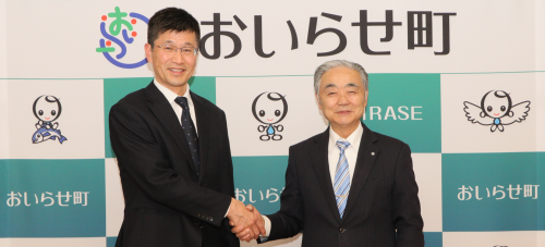 左は成田光寿町長、右は成田隆前町長です。