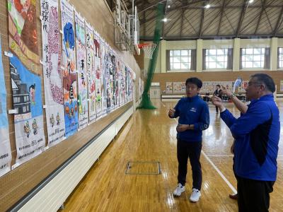 中学生が製作したのぼり旗を眺める宮下知事
