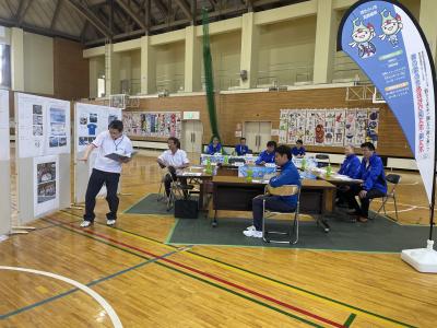 おいらせ町国スポ事務局長の説明を受ける宮下知事
