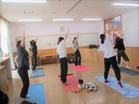 身体のストレッチをしている様子の写真です