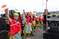 鶏舞を踊る様子