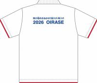 白ベースに赤い縁どり、青のロゴプリント